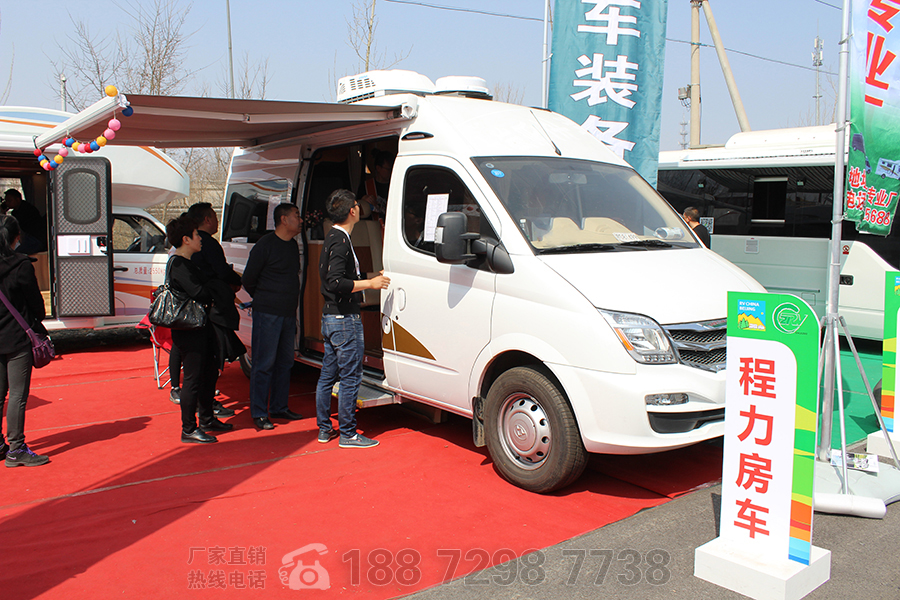 凯发k8体育APP官方网站下载大通V80長軸高頂自動擋房車外觀1-展會現場
