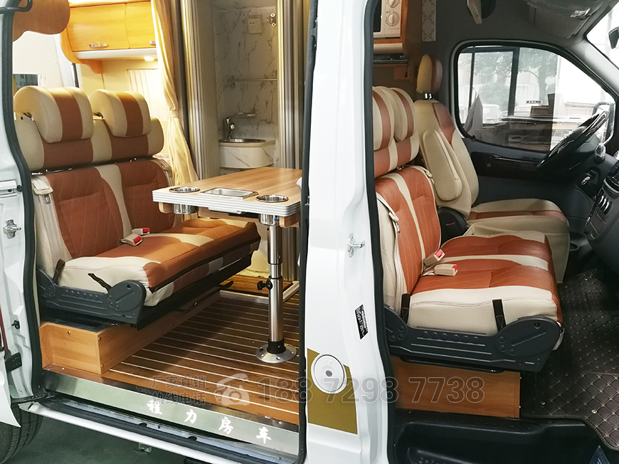 上汽大通V80短軸中頂自動擋五座房車內飾2