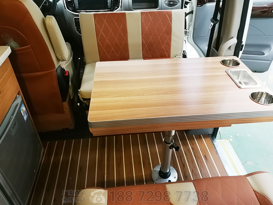 上汽大通V80短軸中頂自動擋五座房車內飾6